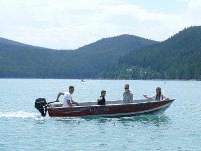 lago Minnewanka familia en barca
