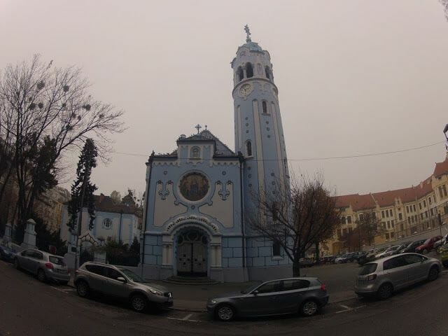 iglesia azul que visitar en Bratislava en un día