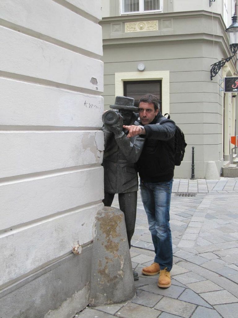 estatua del paparazzi o fotografo de bratislava
