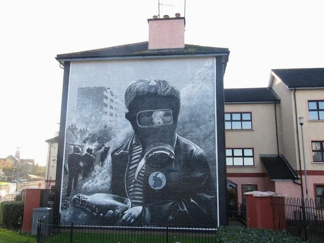 murales de Derry mascara gas y coctail molotov