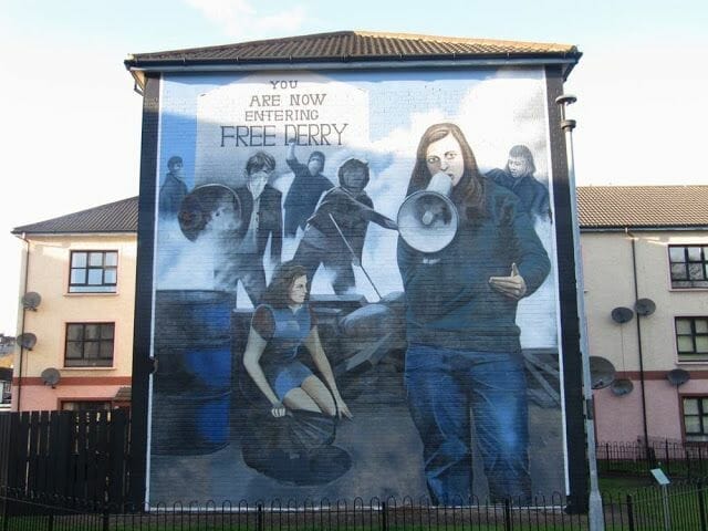 murales de Derry chica megafono