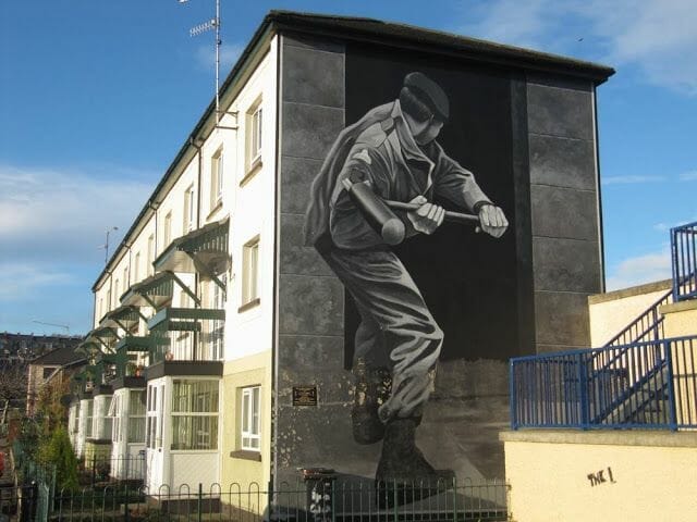 murales de Derry golpeando con maza