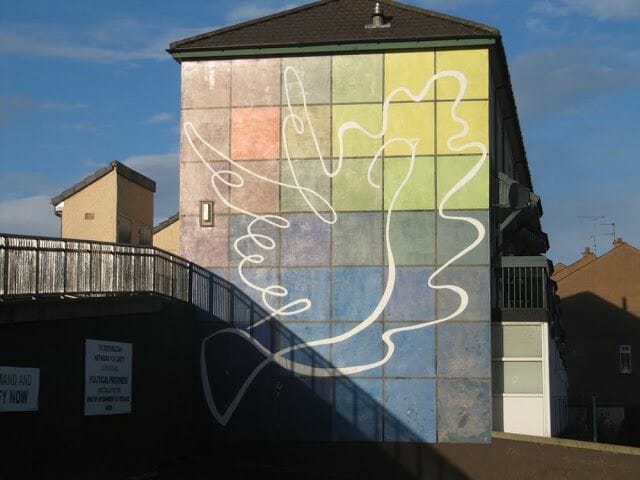 murales de Derry paloma paz
