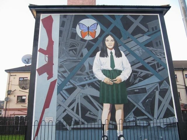 murales de Derry niña fusil roto