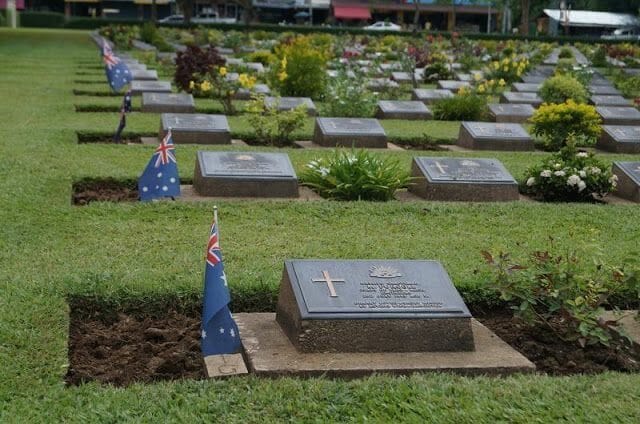 banderas y lápidas cementerio de guerra de Kanchanaburi