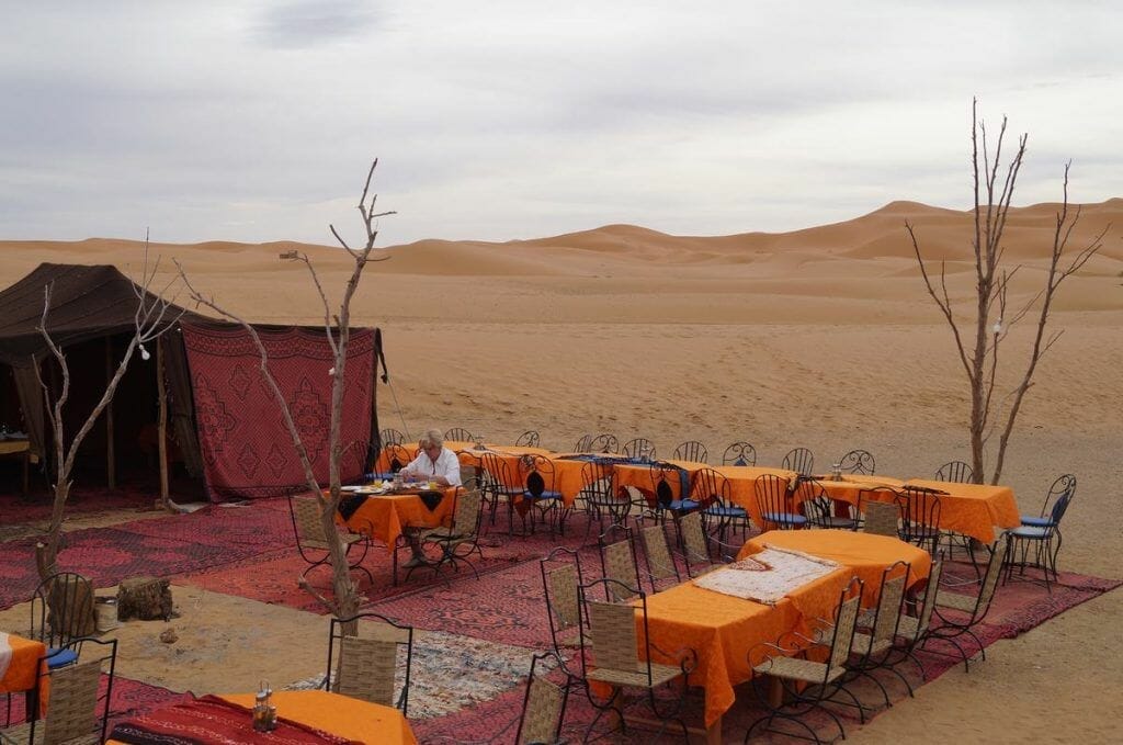 desayuno en el desierto en el Auberge du Sud