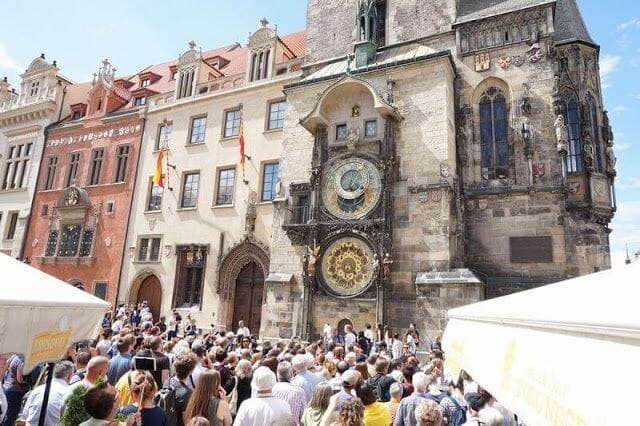 gente mirando reloj astronomico de plaza vieja en praga