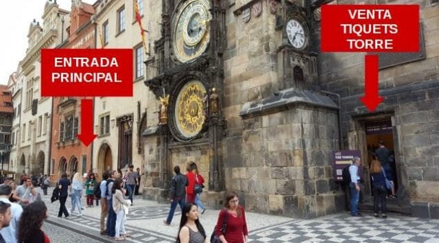 entrada ayuntamiento junto al Reloj Astronómico de Praga