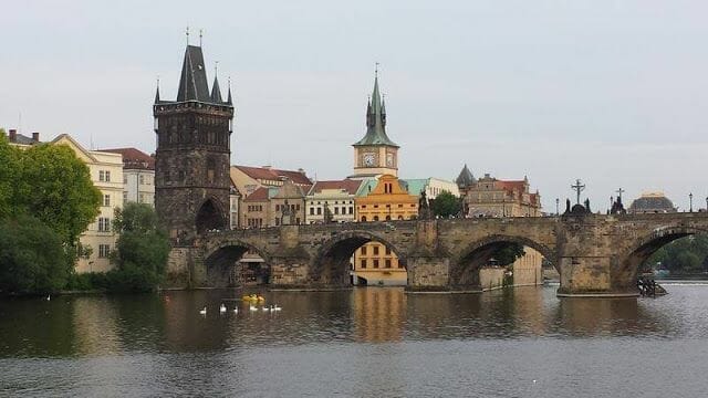 Puente de Carlos Praga y Torre de la Ciudad Vieja