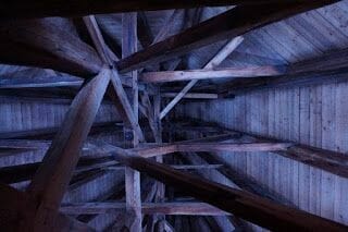 Interior del techo de madera de la torre