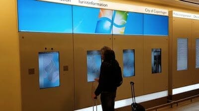 maquinas de información explican Cómo ir del aeropuerto de Copenhague al centro
