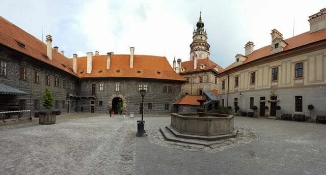 plaza de la entrada del castillo o Rejdiště
