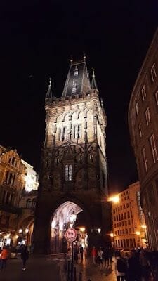 torre de la pólvora de Praga de noche,