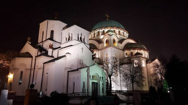 Catedral de San Sava de noche