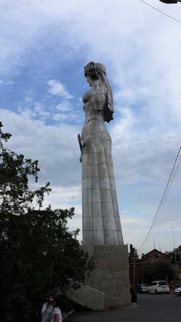 Estatua Madre Georgia de Tiflis