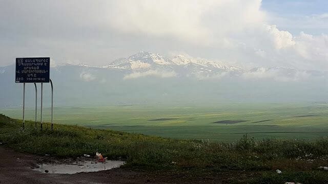 monte Aragats en el camino para ir de Tiflis a Ereván