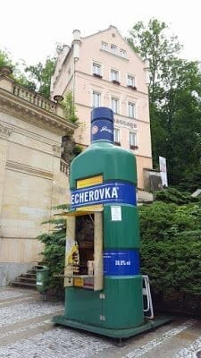 botella de Becherovka