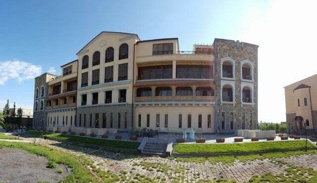 fachada Caucasus mejores hoteles en Erevan