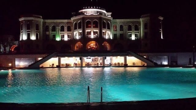 Latar Hotel Complex de noche
