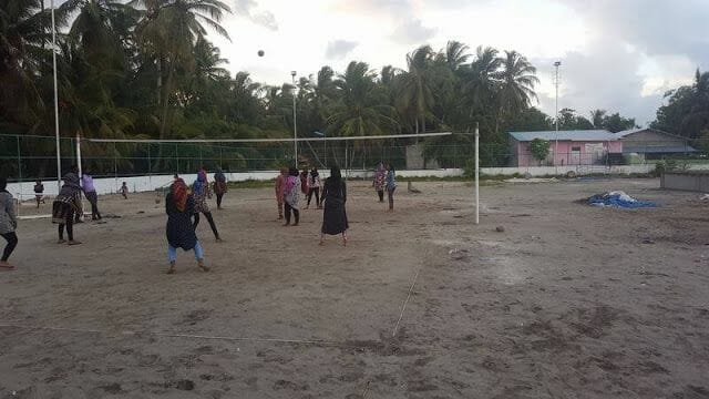 mujeres con velo jugando a voleybol isla de Nilandhoo Maldivas