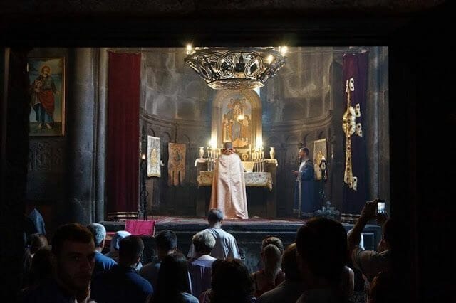 misa en el monasterio geghard