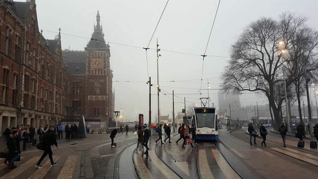 Paradas de tranvía en la estación central de Ámsterdam