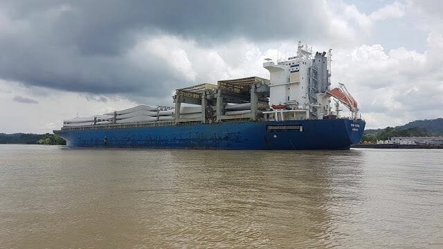 barco cruzando canal de Panamá