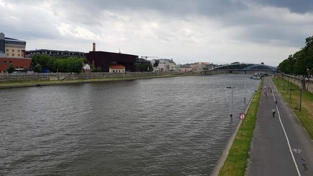 río junto al El Gueto de Cracovia, barrio de Podgorze