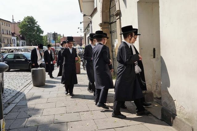 judíos entrando a La sinagoga y el cementerio Remuh