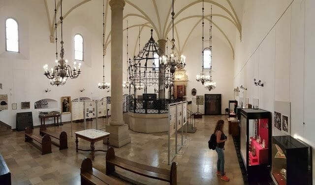 La sinagoga vieja de Cracovia boveda crucería