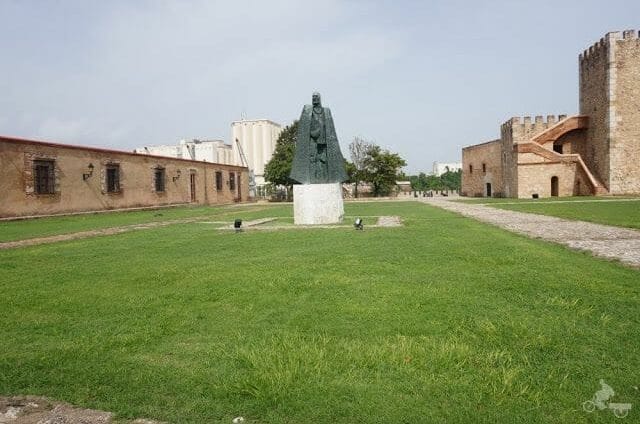 estatua de Gonzalo Fernández de Oviedo - fortaleza Ozama