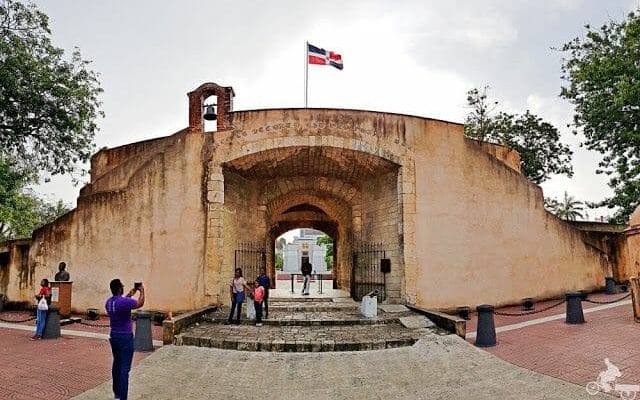 puerta del conde Qué ver en Santo Domingo
