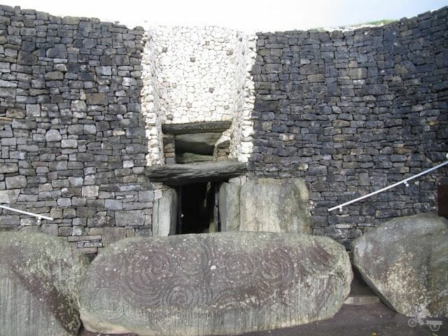 tumulo piedra entrada