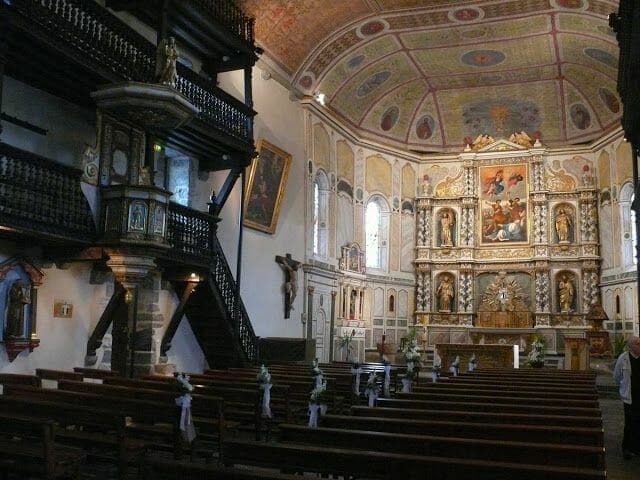 interior iglesia Espellette - Viaje en autocaravana al País Vasco francés