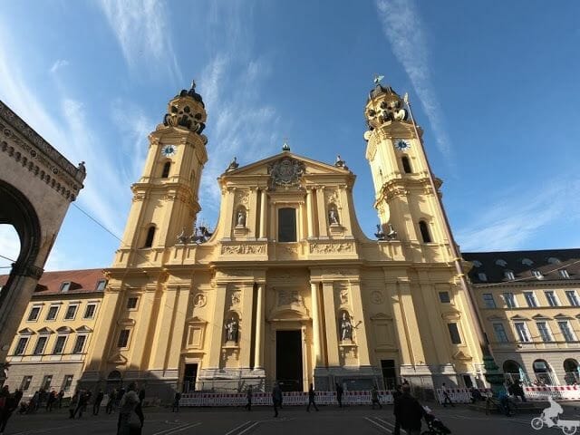 Iglesia de los Teatinos fachada amarilla munich