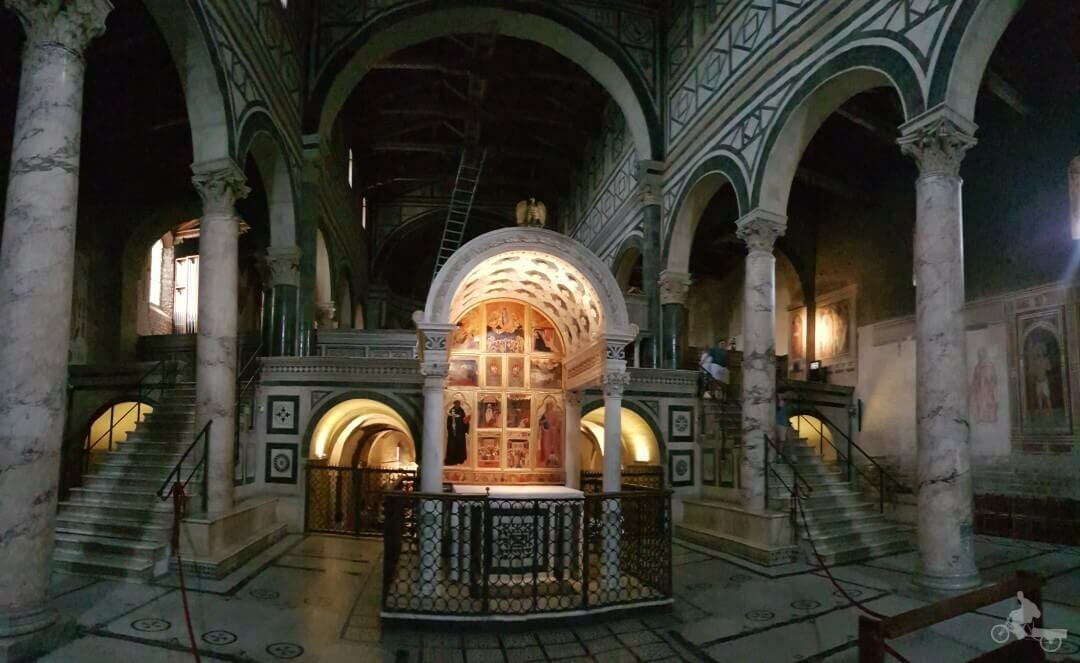 interior basilica de san miniato al monte en florencia