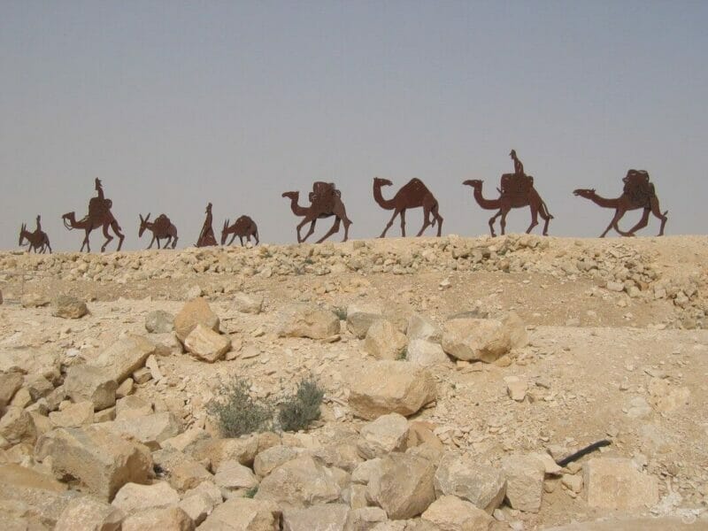 camellos caravana avedat escultura