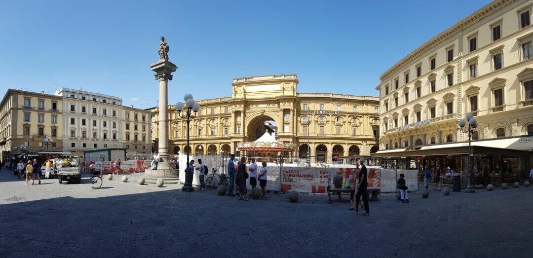 plaza republica en nuestro free tour Florencia