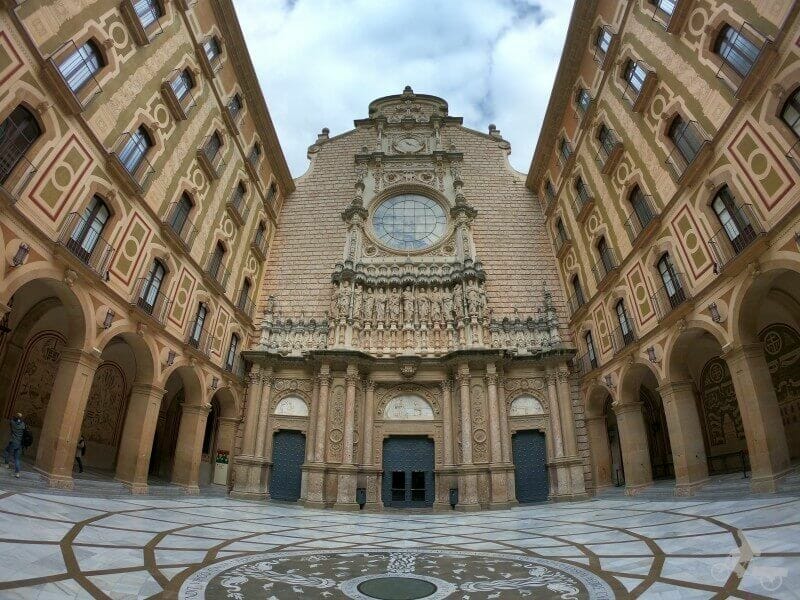 fachada basilica montserrat