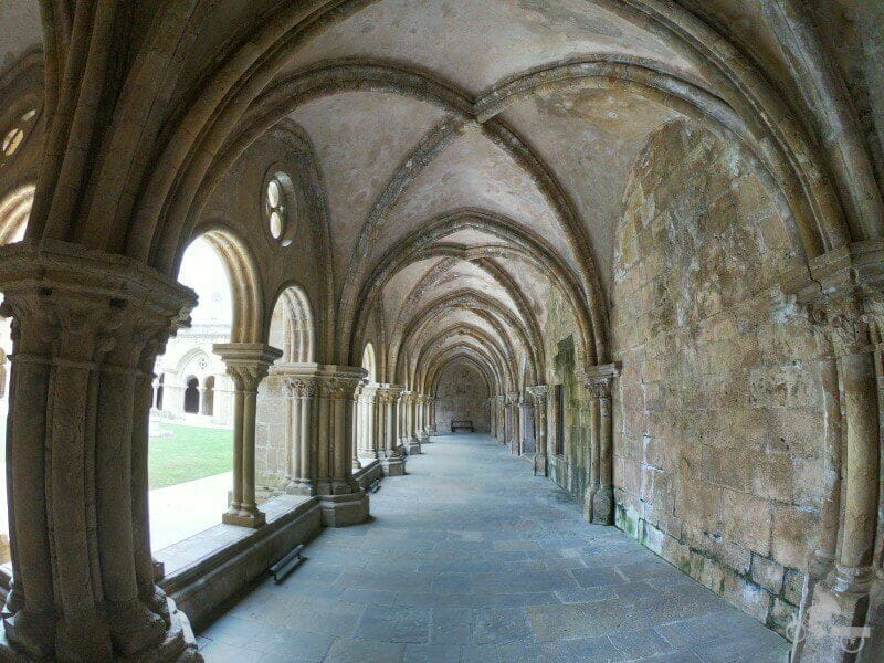 claustro de la catedral vieja de Coimbra se Velha