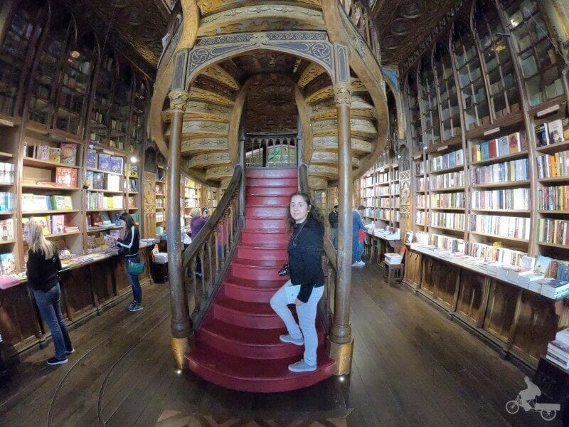 escalera de la librería lello de oporto