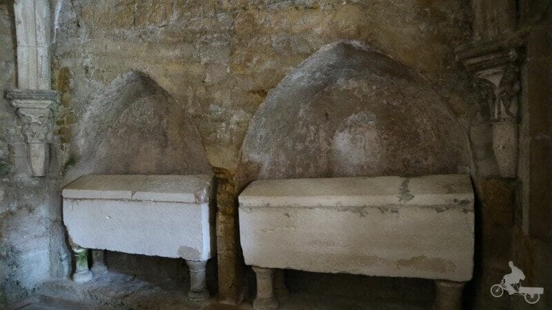 tumbas del claustro de la catedral vieja de Coimbra se Velha