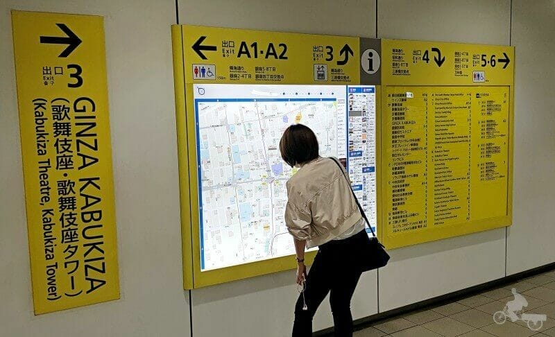 metro tokio salidas carteles amarillos