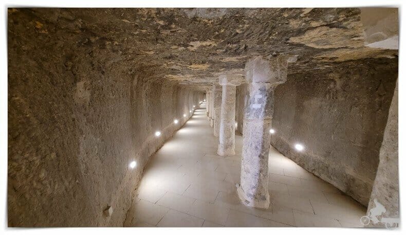 corredor con columnas Interior de la pirámide escalonada