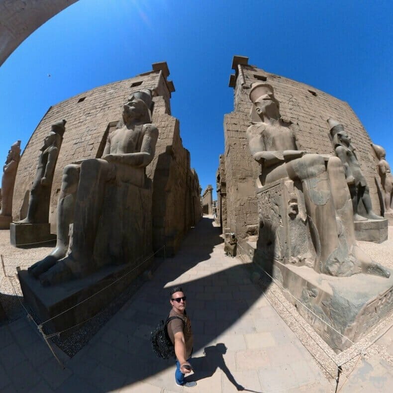 colosos de Ramsés II en el acceso al templo de Luxor