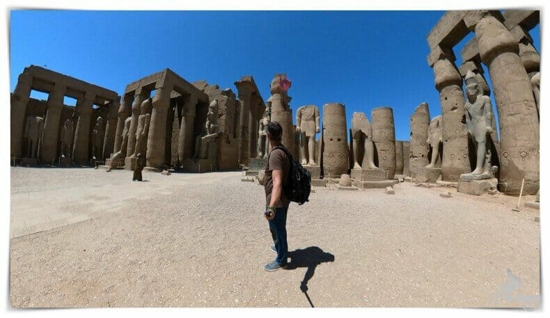 2 colosos de Ramsés II sentados preceden la entrada de la columnata procesional de Amenhotep III