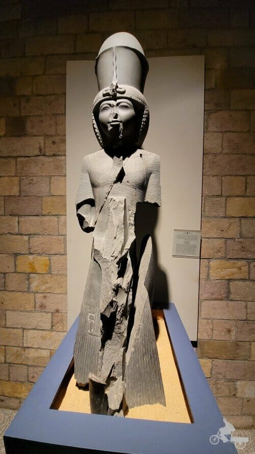 Estatua de Ramsés III
