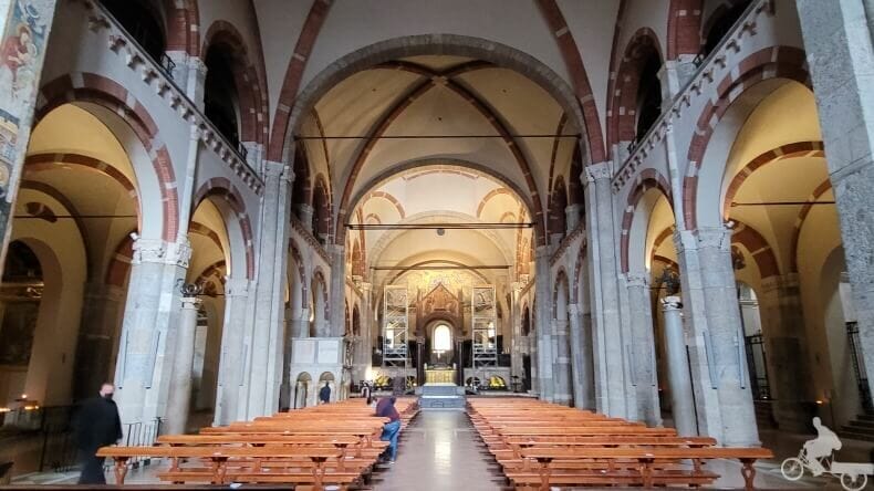 interior de la nave de San ambrosio de Milán