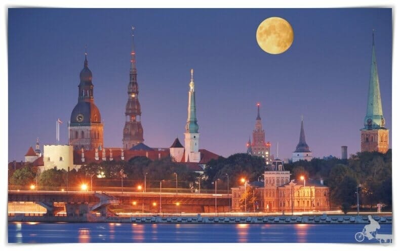 mejores free tours Riga nocturno