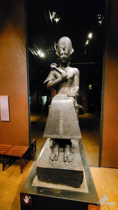 estatua sedente de Ramses II en Turín